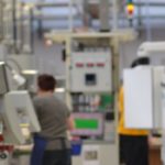 In der Formgebung von Carl Zeiss Vision in Aalen werden die Dioptrinzahl und andere Eigenschaften in die Brillengläser eingefräst.