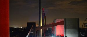 Die Kokerei Zollverein, illuminiert bei Nacht.